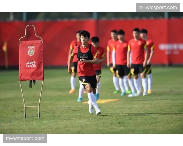 观点：现代足球对“全能中场”的定义，正从攻守兼备演变为“转换枢纽”